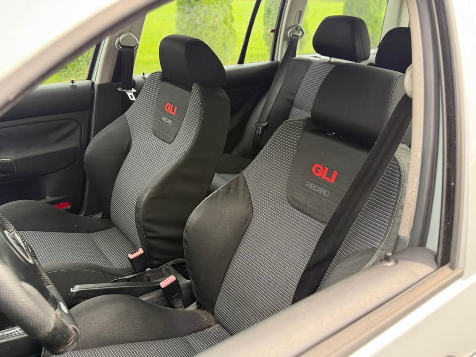 2004 Volkswagen Jetta 2.0L Sedan 4D