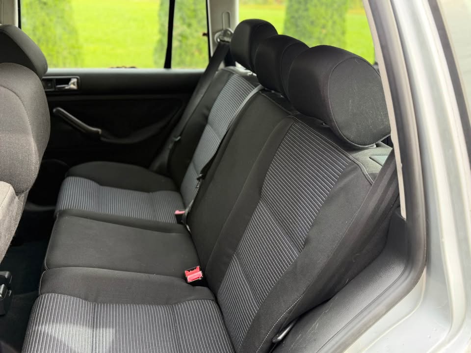 2004 Volkswagen Jetta 2.0L Sedan 4D